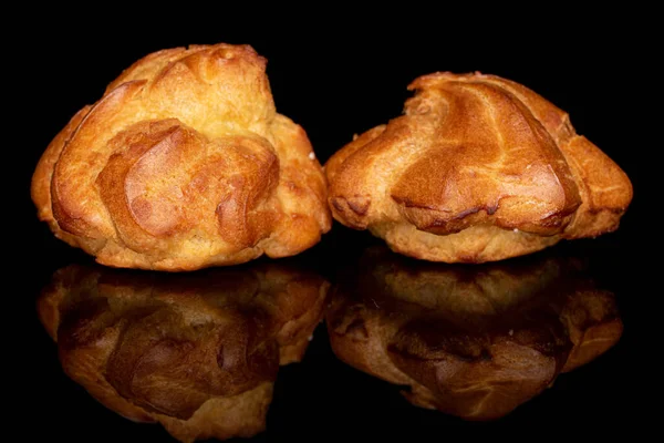 Grupo Dos Profiteroles Recién Horneados Enteros Aislados Vidrio Negro —  Fotos de Stock