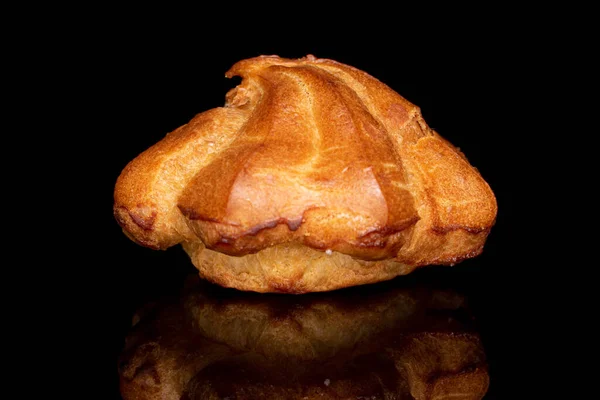 Een Hele Verse Gebakken Profiterole Close Geïsoleerd Zwart Glas — Stockfoto