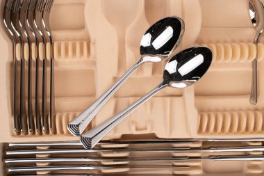 Kutuda iki tatlı kaşığı var.