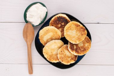 Ekşi kremalı altı peynirli krep grubu.