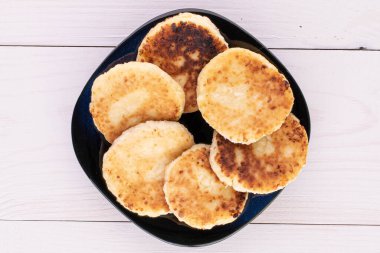 Beyaz ahşap üzerinde altı peynirli krep grubu.