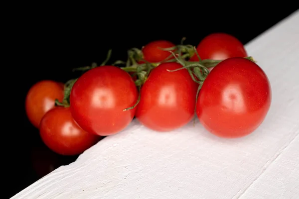 Ντομάτες Κόκκινες Αμπέλι Λευκό Και Μαύρο — Φωτογραφία Αρχείου
