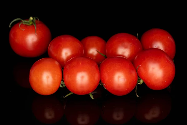 Spousta Čerstvých Červených Cherry Rajčat Izolovaných Černém Skle — Stock fotografie