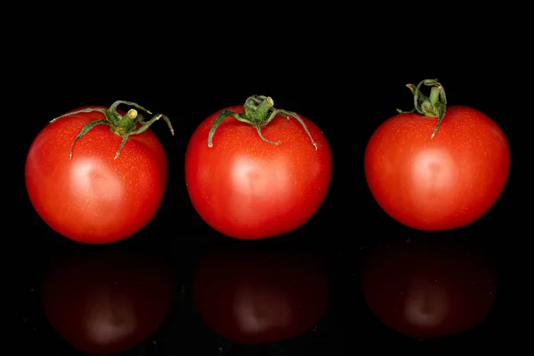 Grupo Tres Tomate Rojo Cereza Fresco Entero Aislado Vidrio Negro — Foto de Stock
