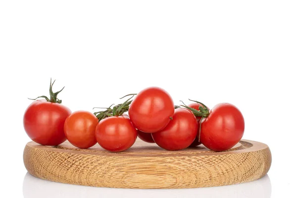 Dużo Całego Świeżego Czerwonego Pomidora Wiśniowego Drewnianym Talerzu Izolowanym Białym — Zdjęcie stockowe