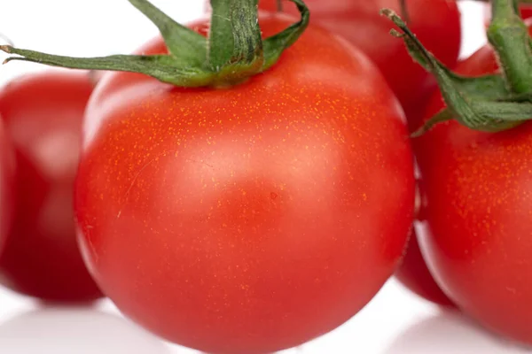 Mycket Hela Färska Röda Körsbär Tomat Närbild Isolerad Vit — Stockfoto