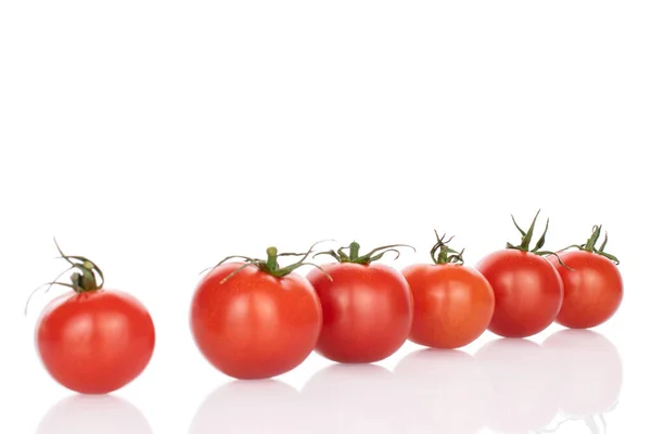 Lote Tomate Rojo Cereza Fresco Entero Fila Aislado Blanco —  Fotos de Stock