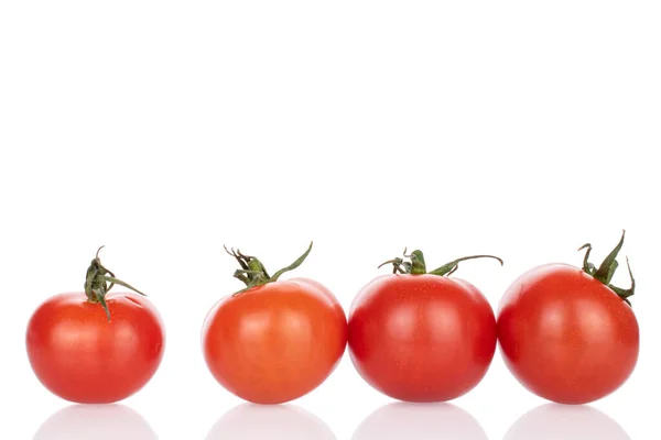 Grupo Cuatro Tomates Rojos Cereza Frescos Enteros Aislados Blanco —  Fotos de Stock