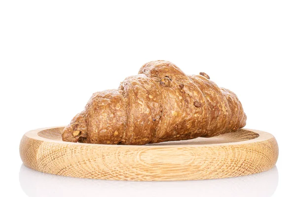 Een Hele Gebakken Volkoren Croissant Houten Plaat Geïsoleerd Wit — Stockfoto