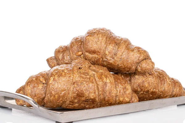 Groep Van Drie Hele Gebakken Volkoren Croissant Dienblad Geïsoleerd Wit — Stockfoto