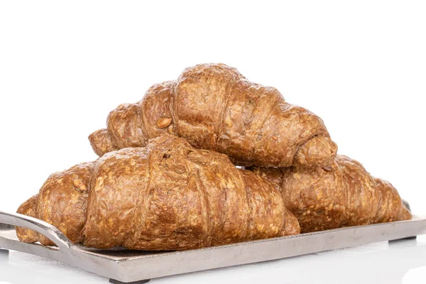 Groep Van Drie Hele Gebakken Volkoren Croissant Dienblad Geïsoleerd Wit — Stockfoto
