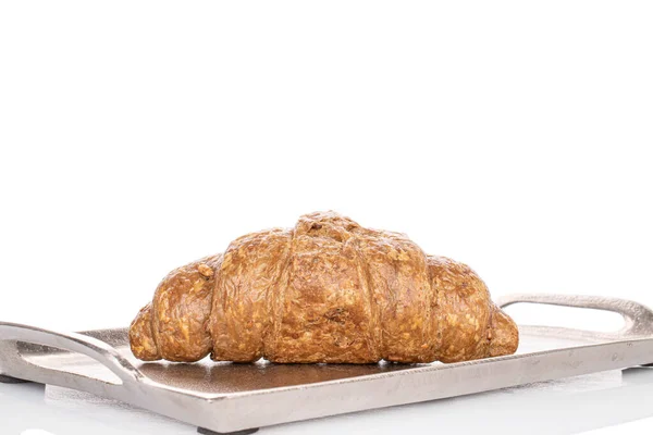Een Hele Gebakken Volkoren Croissant Dienblad Geïsoleerd Wit — Stockfoto