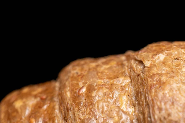 Egy Egész Sült Teljes Kiőrlésű Croissant Közelkép Fekete Üvegen — Stock Fotó