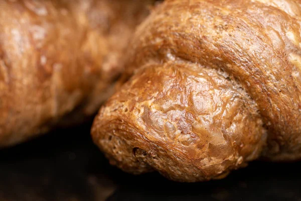 Grupa Dwóch Całych Pieczonych Croissant Pełnoziarnistych Zbliżenie Izolowane Czarnym Szkle — Zdjęcie stockowe