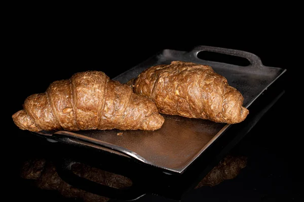 Groep Van Twee Hele Gebakken Volkoren Croissant Dienblad Geïsoleerd Zwart — Stockfoto