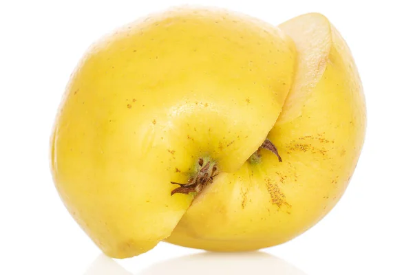 Két Fél Félig Zöld Ízletes Almából Álló Csoport Fehér Alapon — Stock Fotó
