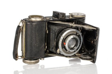 Beyaz arkaplanda izole edilmiş eski bir kamera.