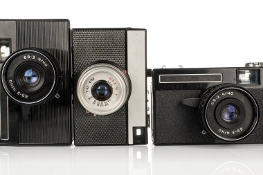 Beyaz arkaplanda izole edilmiş üç adet eski model kamera grubu