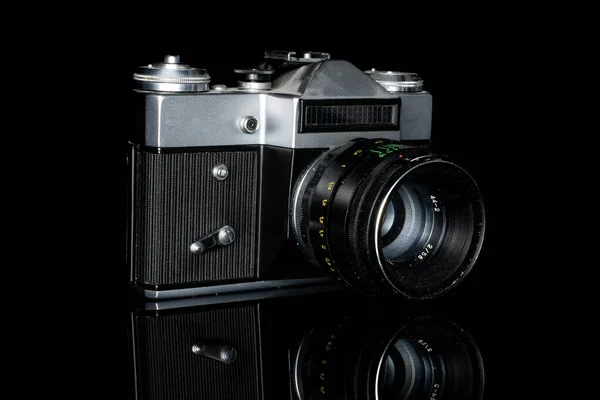 Une Vieille Caméra Vintage Isolée Sur Verre Noir — Photo