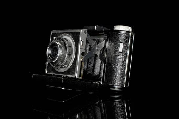 Een Hele Oude Vintage Camera Geïsoleerd Zwart Glas — Stockfoto