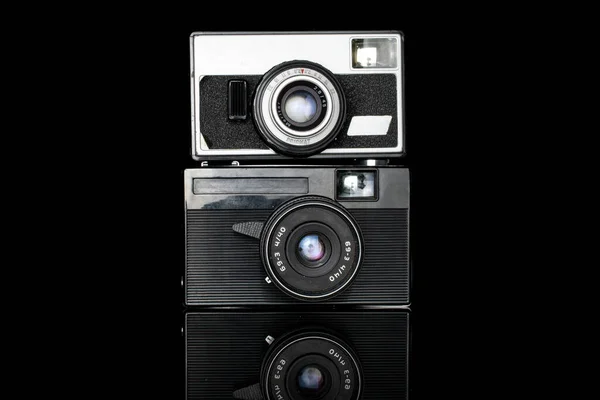 Groep Van Twee Hele Oude Vintage Camera Geïsoleerd Zwart Glas — Stockfoto