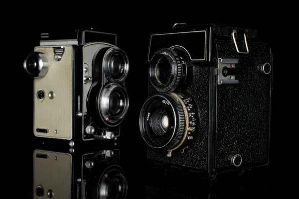 Groupe Deux Caméras Vintage Disposées Isolées Sur Verre Noir — Photo