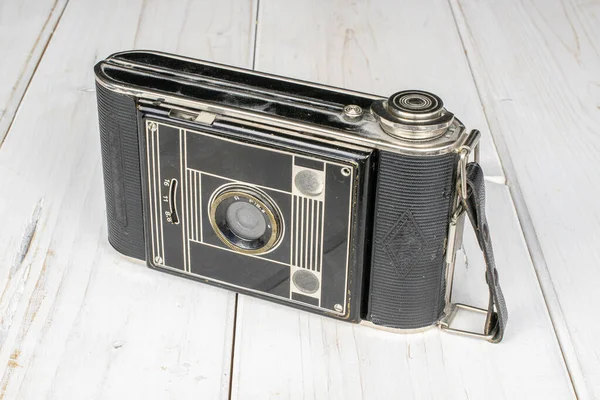 Eine Ganze Geschlossene Vintage Kamera Auf Weißem Holz — Stockfoto