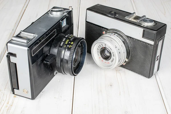 Группа Двух Винтажных Фотоаппаратов Белом Дереве — стоковое фото