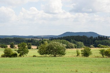 Bulutlu gökyüzü ile yaz manzarasının güzelliği