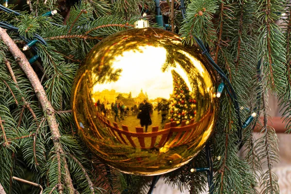 Decoração Natal Bola Vidro Dourado Uma Árvore Close — Fotografia de Stock