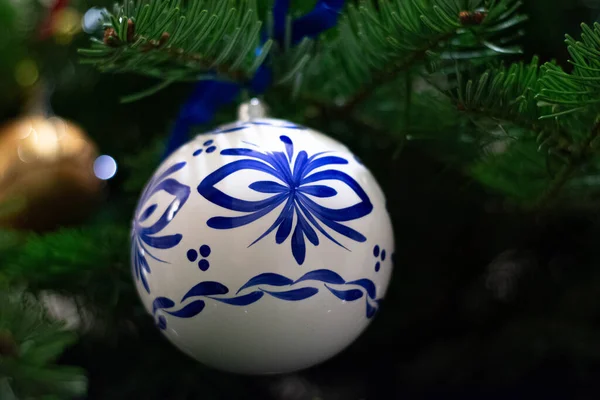 Boże Narodzenie Biała Piłka Wiecznie Zielone Drzewo Zbliżenie — Zdjęcie stockowe