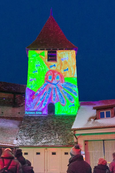 Murten, İsviçre, ışık Festivali / Murten, İsviçre - 21 Ocak 2016; Cadıların kule çocuklar ilköğretim okulları çizimlerinin projeksiyon tarafından animasyon