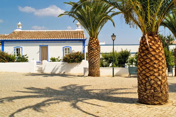 Cacela Velha, Algarve, Portekiz / eski ev, Şapkalı, geleneksel bacalar içinde küçük köy Cacela Velha ile