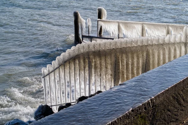 Cenevre Gölü kış / düşük sıcaklık birkaç gün ve güçlü bir rüzgar için oluşturulan doğal buz heykeller gölde. İskele ve engelleri gösterir yeni bir tasarım