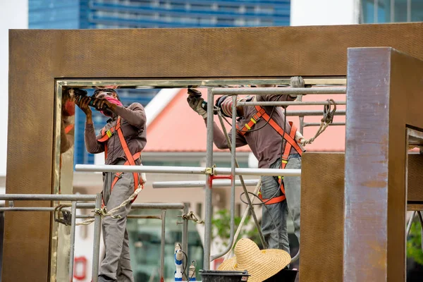 Singapur, işçilerin binalar: Singapur 25 Şubat 2011: bir bina mermer üzerinde tamamlandıktan