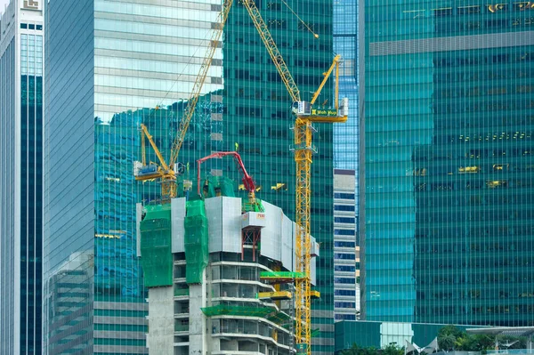 Singapur yeni binalar / Singapur 27 Şubat 2011: bir temel finansal bölgesinde Vinçler kullanarak yeni bir gökdelenin bina