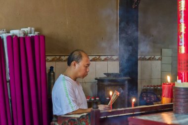 Penang, George Town, Çin yeni yılı / sopa tütsü ve dualar Tay dili Pak Koong Tapınağı içinde Tanrılar için