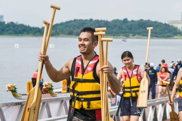 Kuala Lumpur, Putrajaya Gölü, dragon boat Festivali / 18 Haziran 2010: Kazananlar performanslarını ile mutlu olduğunu 