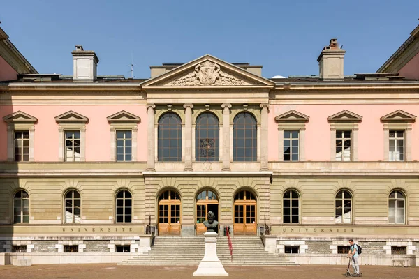 İsviçre, Cenevre, eski Üniversitesi / Ekim 2017: Uni burç görünümü: fakülte edebiyat ve İlahiyat bu eski bina evler.