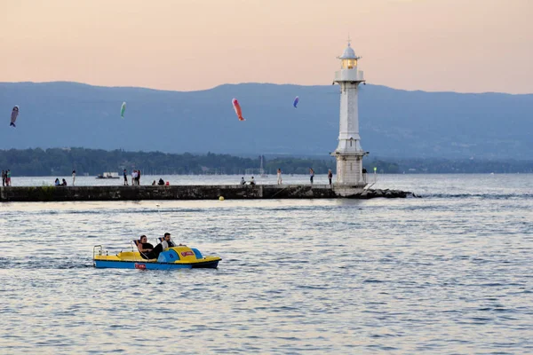İsviçre, Geneva Gölü, yaz saati / october.05.2017 gündoğumu Cenevre Gölü ve deniz feneri