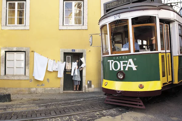 Lizbon, Portekiz, eski tramvay / 15 Haziran 2005: 28 ünlü tramvay numara Alfama Dar sokaklarda Rua Sao Tome geçmek