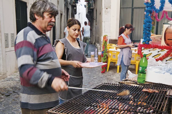 Lisbon, Alfama, Portekiz, bayram St. Anthony / 15 Haziran 2005: St. Anthony Bayramı arka sokaklara içinde sırasında sardalya yemek 