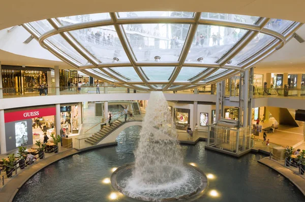 Singapore, alışveriş merkezi içinde / 27, 2011: Marina Bay Sands Mall, geniş açık atriums ve merkezi bir girdap su
