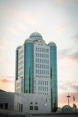 Sabahları gökdelen .