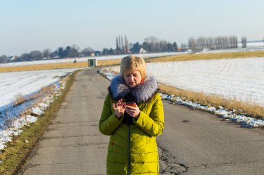 cep telefonu görünümlü kadın