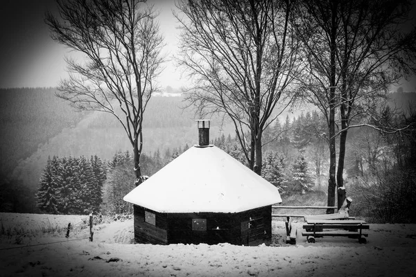 Cottage on the mountainside — Stock Photo, Image