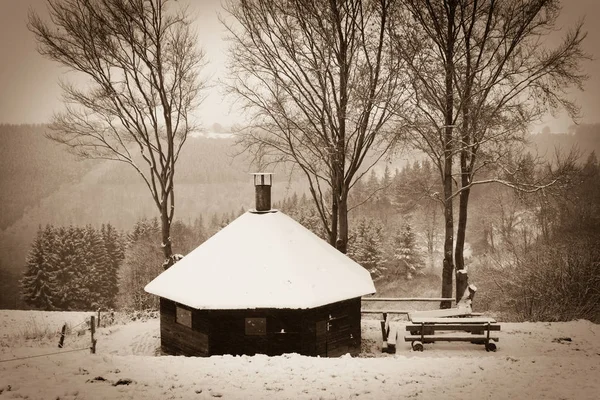 Chalet à flanc de montagne — Photo