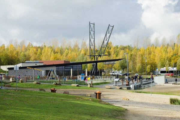 Nya moderna byggnader på stranden av sjön — Stockfoto