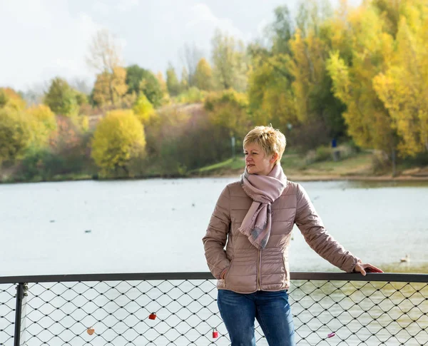 A woman is looking at the lake — Stock Photo, Image