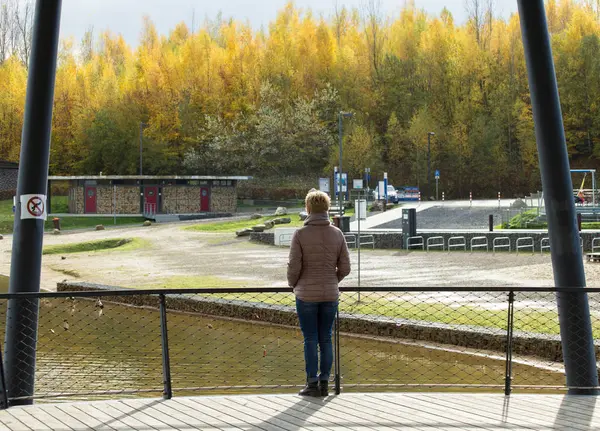 Kobieta patrzy na jezioro — Zdjęcie stockowe